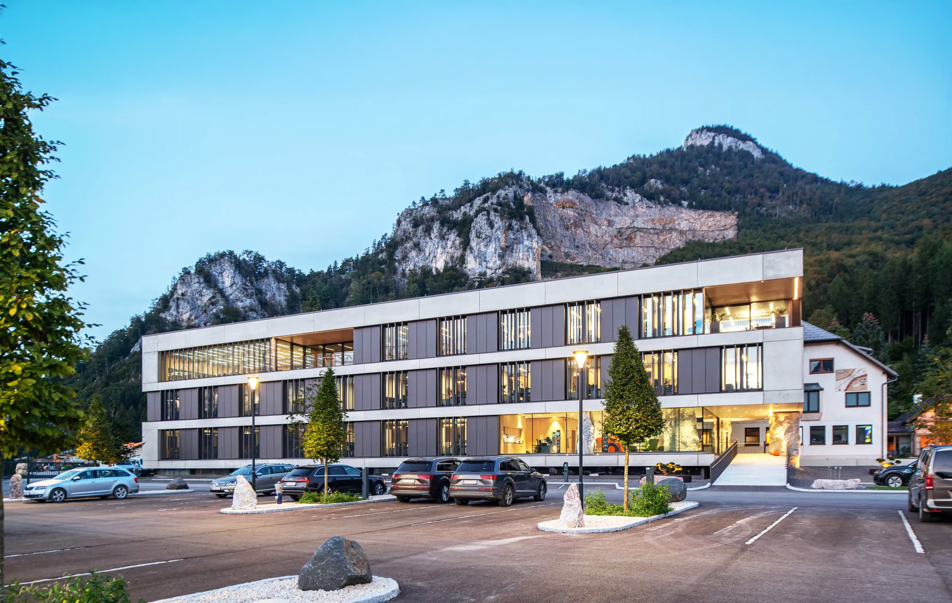 Moderner Bürokomplex Bernegger in Molln, Österreich, mit zeitgenössischer Architektur und ThermoWhite® Dämmlösungen.