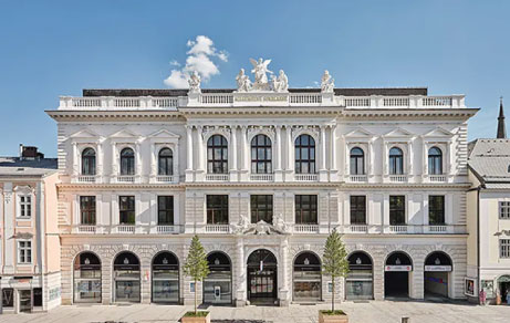Historisches Sparkasse-Gebäude an der Promenade in Linz, Österreich, mit hochwertiger Sanierung und moderner Gebäudetechnik.