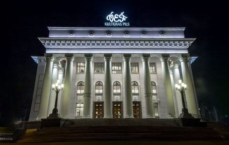 VFE Culture Palace in Riga, Lettland, mit monumentaler Architektur und eindrucksvoller Beleuchtung bei Nacht.